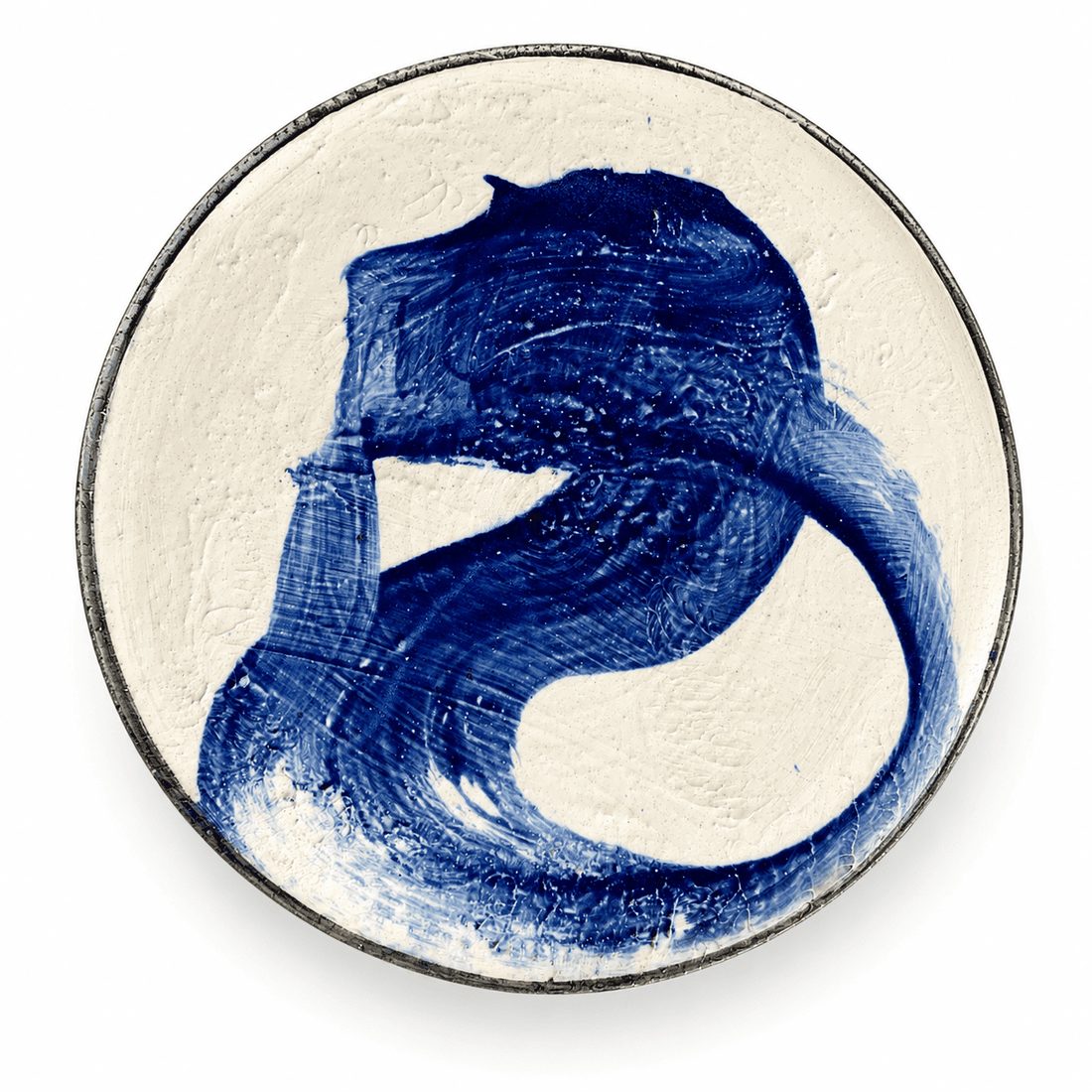 Assiette, vague de bleu cobalt sur fond crème
