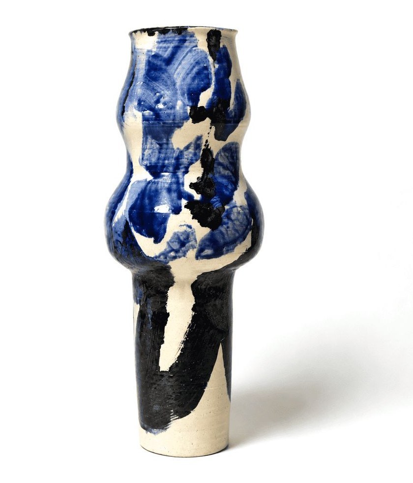 Vase sculptural, bleu, noir et crème