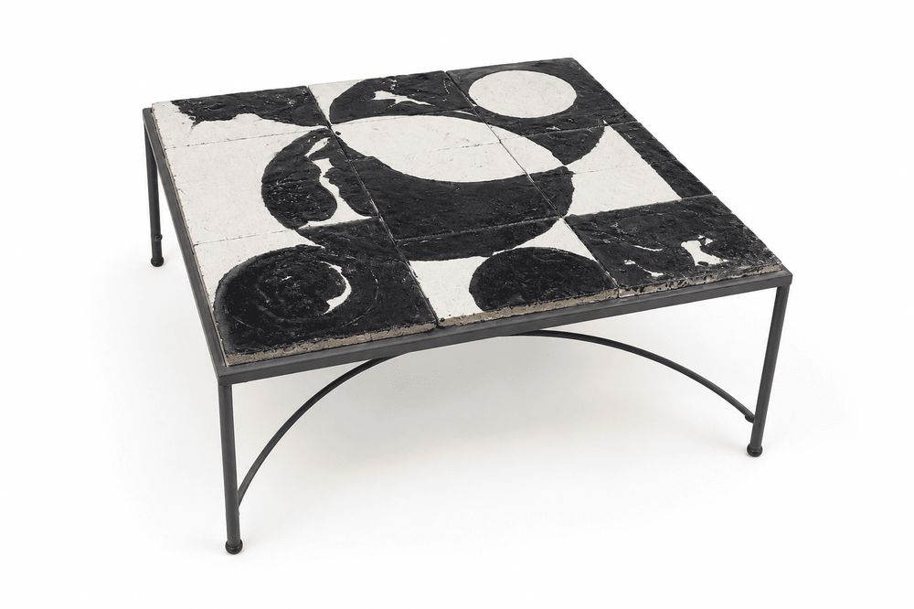 Table basse en carreaux de céramique peinte sur piètement en fer forgé