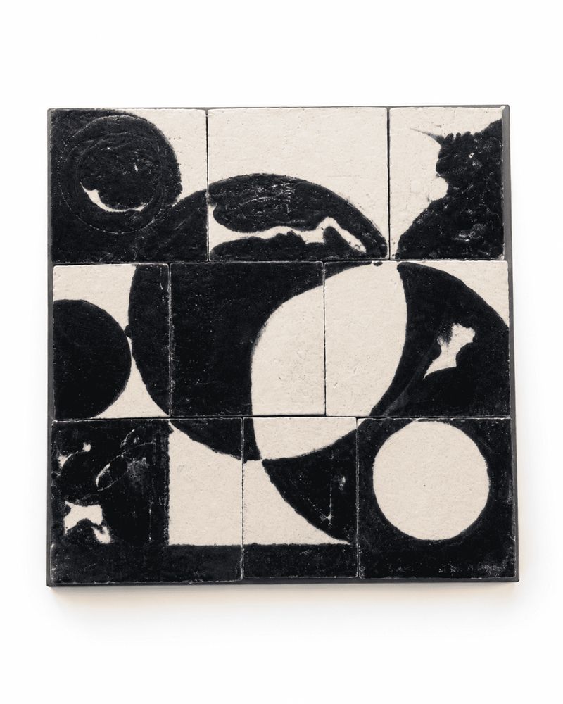 Table en carreaux de céramique peinte, composition abstraite noir et blanc